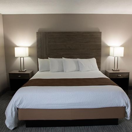 Lomira Inn And Suites Ngoại thất bức ảnh