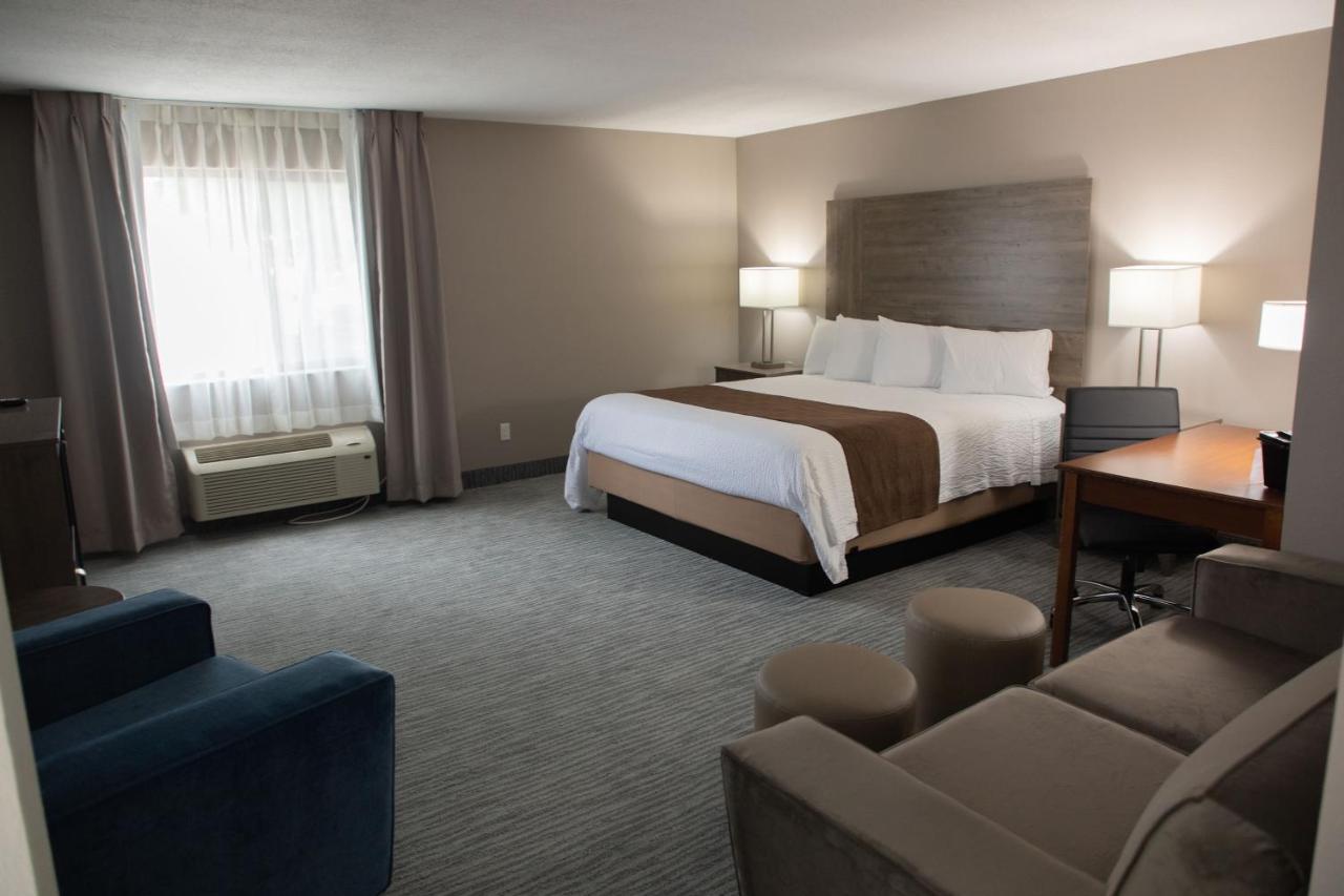 Lomira Inn And Suites Ngoại thất bức ảnh