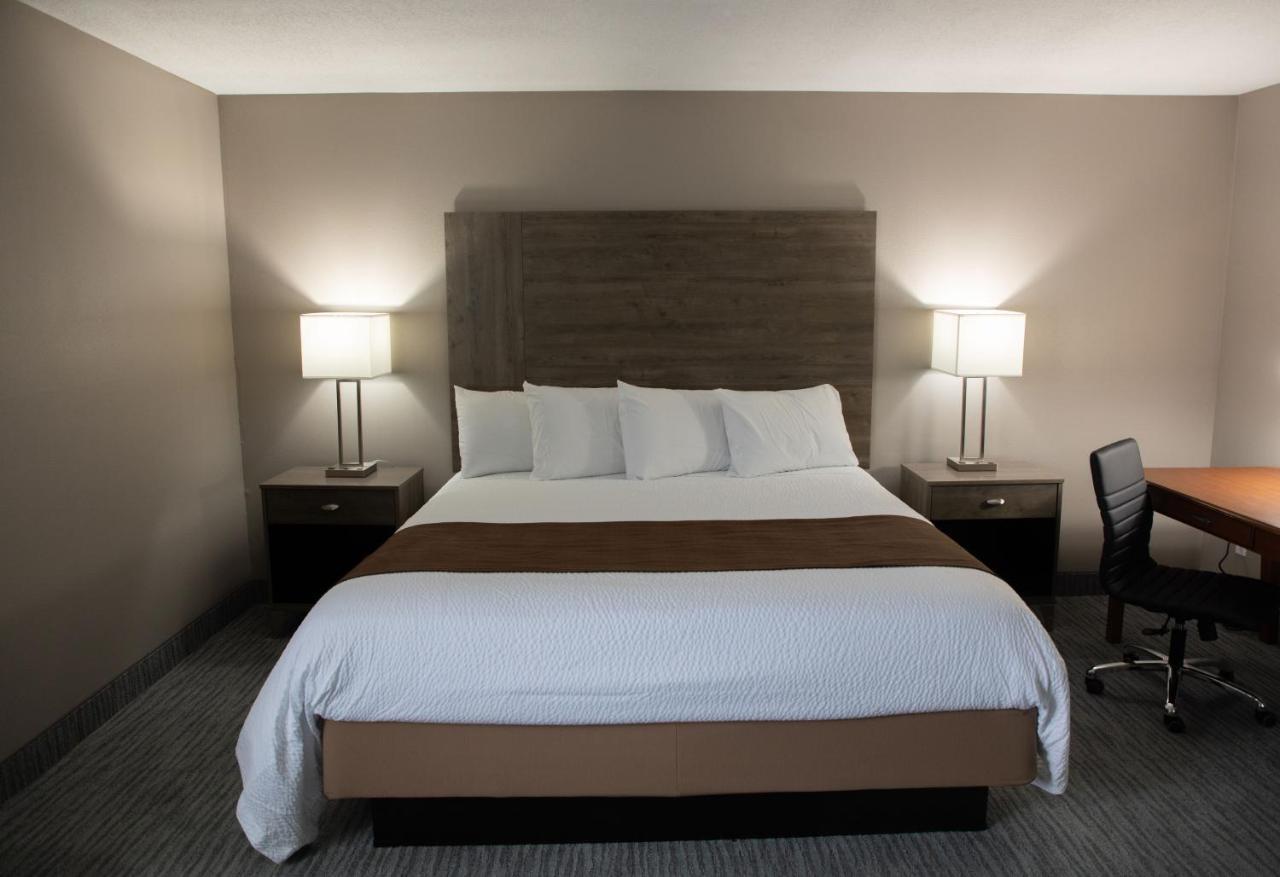 Lomira Inn And Suites Ngoại thất bức ảnh