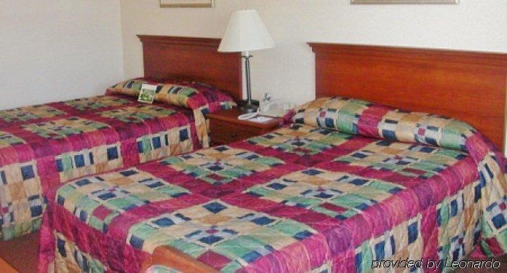 Lomira Inn And Suites Ngoại thất bức ảnh