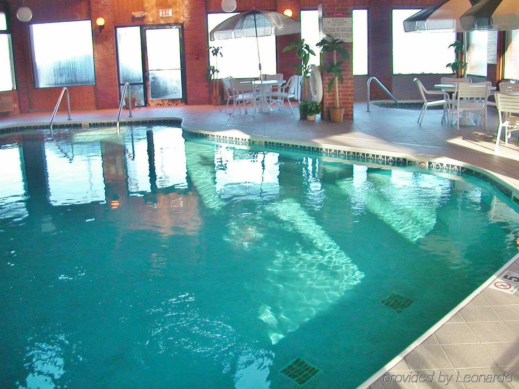 Lomira Inn And Suites Ngoại thất bức ảnh