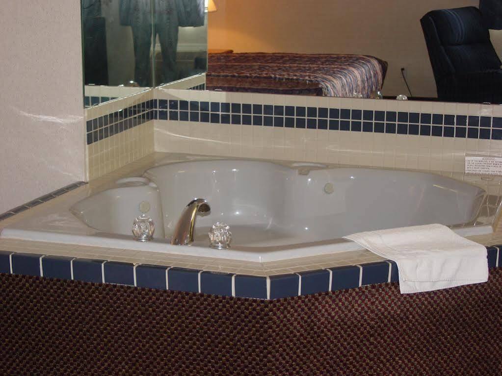 Lomira Inn And Suites Ngoại thất bức ảnh