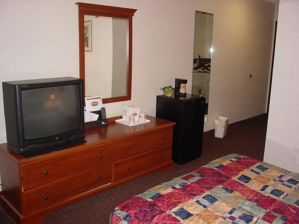 Lomira Inn And Suites Ngoại thất bức ảnh